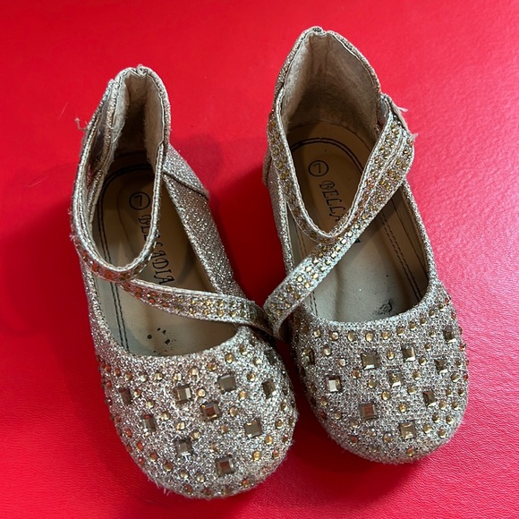 Size 7 gold shoes - Picture 1 of 5